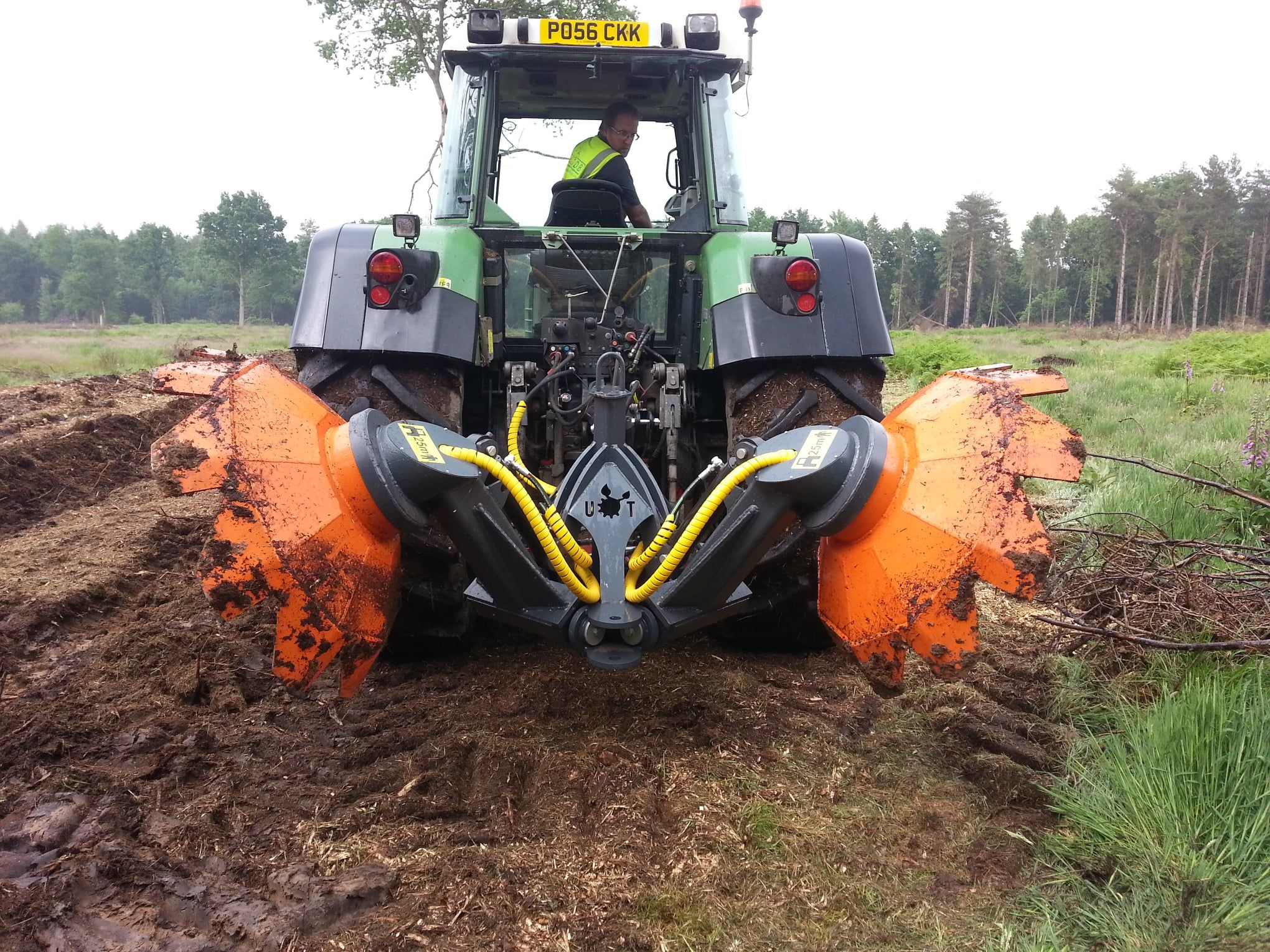 Billonneuse trancheuse hydraulique UOT pour tracteur